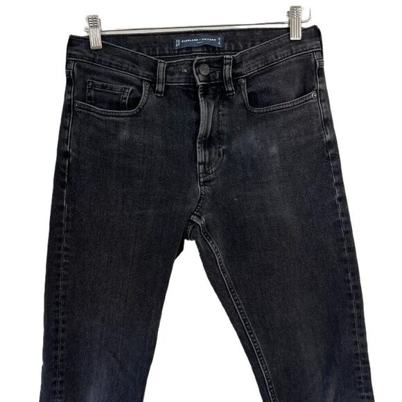 Everlane Uniform The Slim 4-Way Stretch Organic Jean in Washed Black - Picture 4 of 9